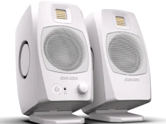 Weißes ADAM Audio D3V Lautsprecherpaar auf angewinkelten Standfüßen mit seitlichen Passivmembranen