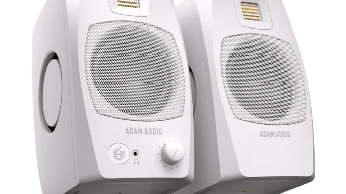 Weißes ADAM Audio D3V Lautsprecherpaar auf angewinkelten Standfüßen mit seitlichen Passivmembranen