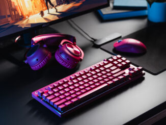 Pinke Logitech G PRO X SUPERLIGHT 2 auf einem Mauspad neben Tastatur und Headset der PRO-Serie