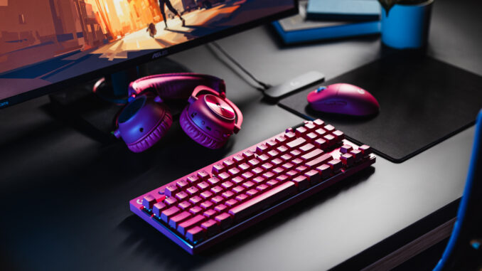 Pinke Logitech G PRO X SUPERLIGHT 2 auf einem Mauspad neben Tastatur und Headset der PRO-Serie